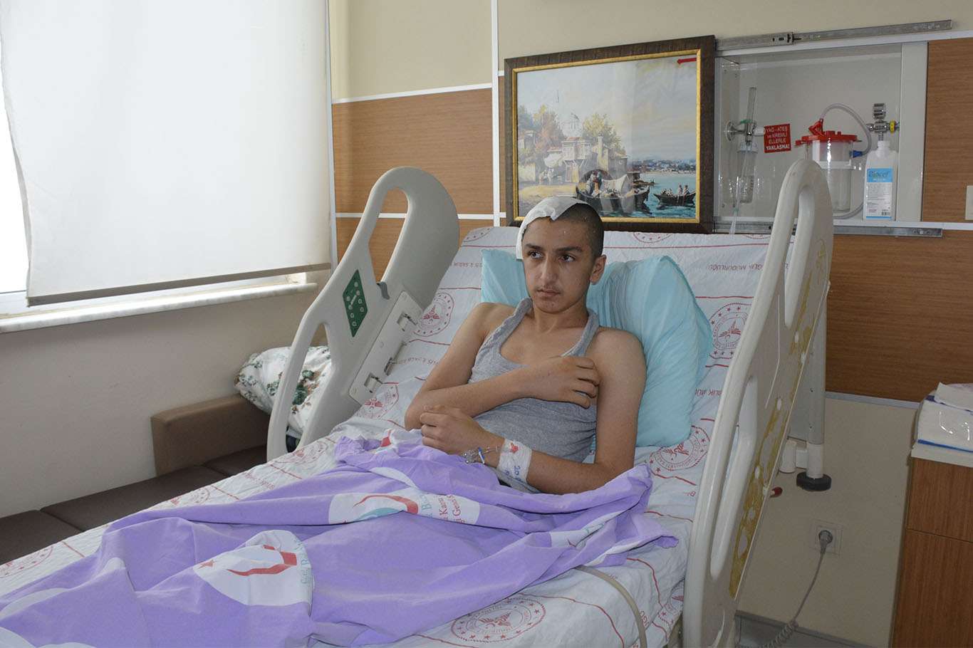 Çatıdan kafasına kar ve buz kütlesi düşen çocuk ölümden döndü Çatıdan kafasına kar ve buz kütlesi düşen çocuk ölümden döndü